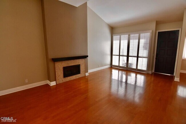 Building Photo - 3 br, 2.5 bath Townhome - 222 S Marengo Ave