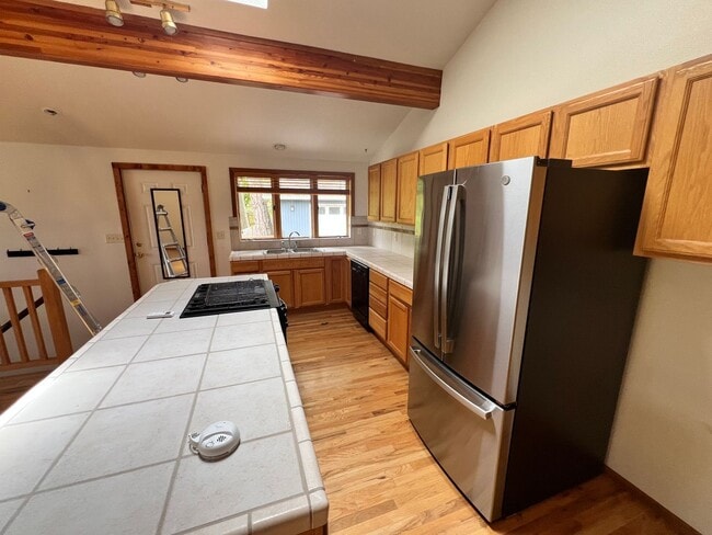 Building Photo - Amazing 1 Bedroom/ 1 Bath Duplex Unit- ava...