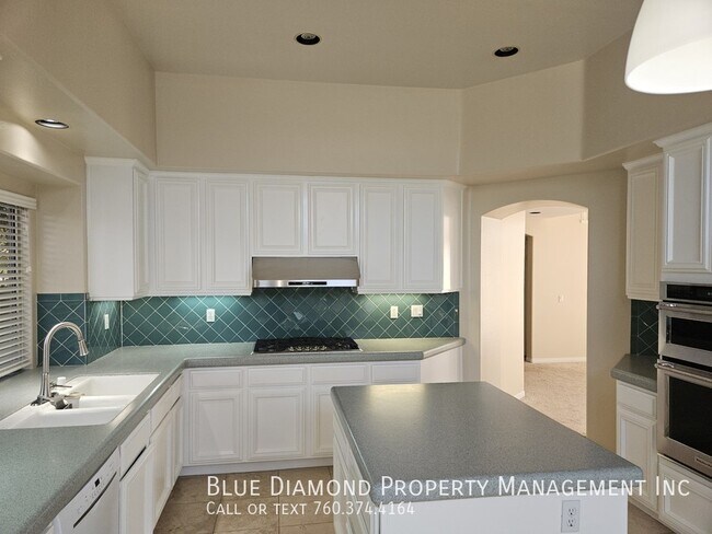 Foto del edificio - Spacious 3BR, 3 BA with loft with over 2,2...