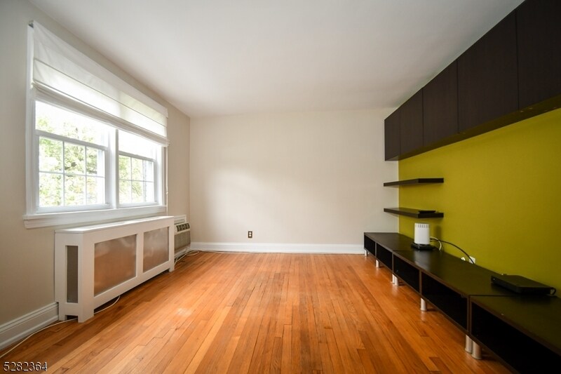 Primary Photo - 511 Lincoln Park E