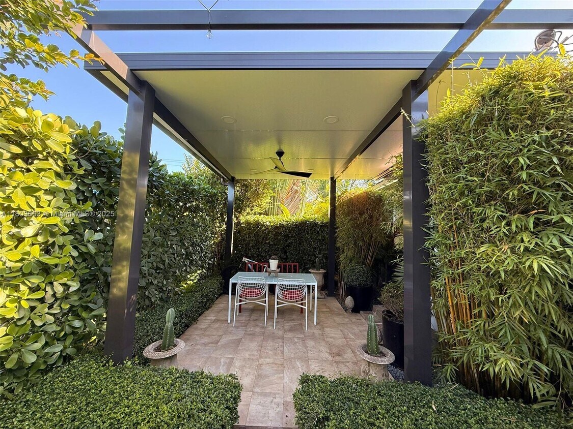 Foto principal - 3985 SW 10th St