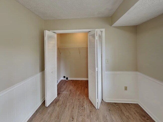 Building Photo - 5697 Crestwood Dr