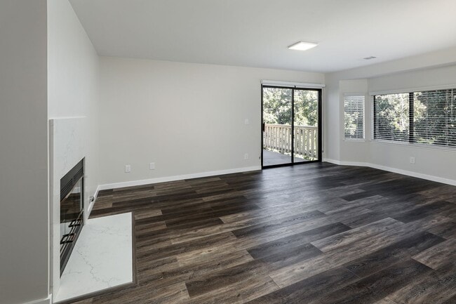 Building Photo - Impeccably remodeled and ALL NEW unit-don'...