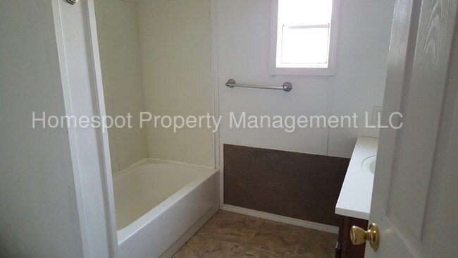 Building Photo - 628 S Roosevelt Rd S