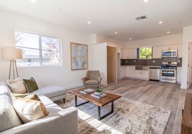 Foto del edificio - 5142 Riverton Ave