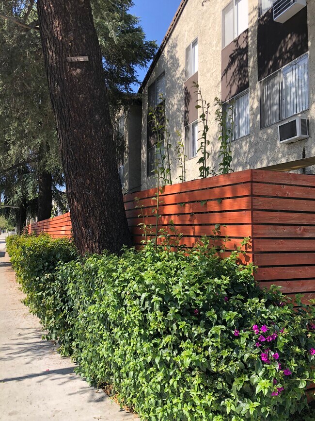 Exterior del edificio - Árboles - 6502 Vineland Apartments
