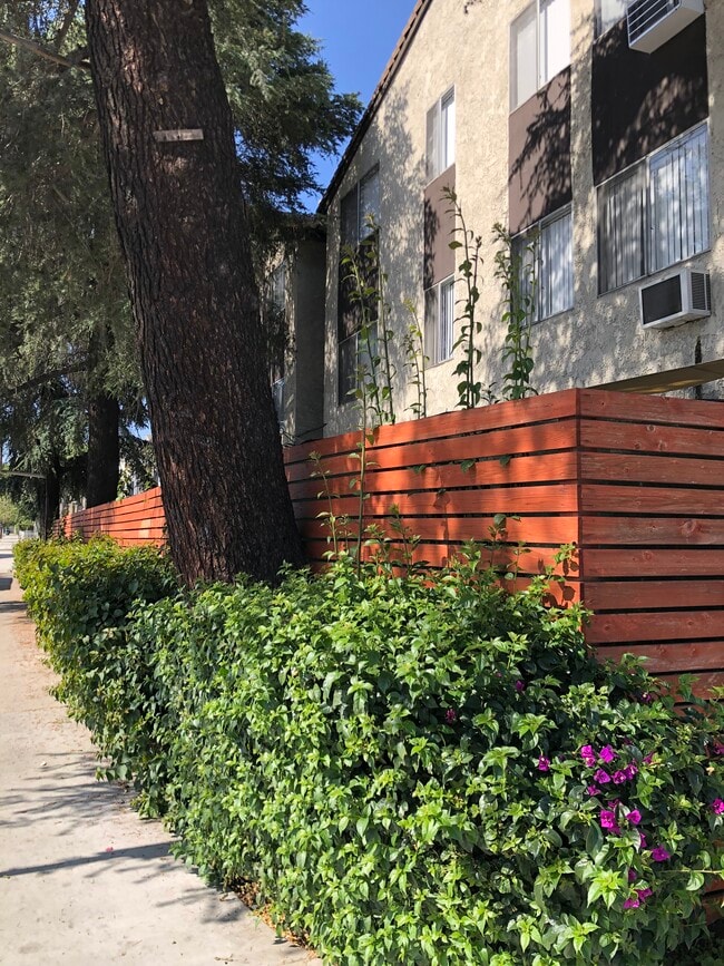 Building Exterior-Trees - 6502 Vineland Apartments