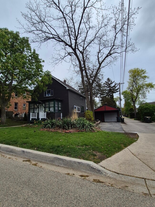 Building Photo - 316 1st St