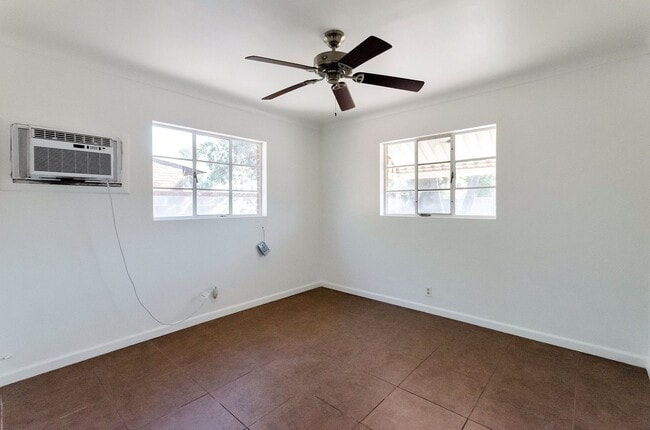 Building Photo - SFR in CENTRAL LOCATION - CLOSE TO U OF A