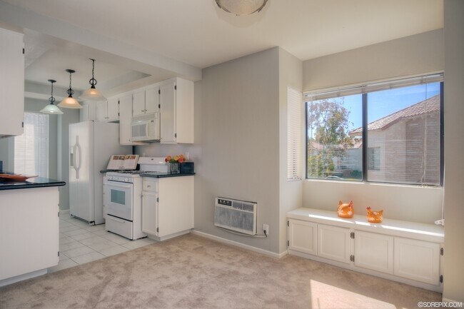 Foto del edificio - Upper level 2BR/2BA Condo for rent in Mira Mesa!