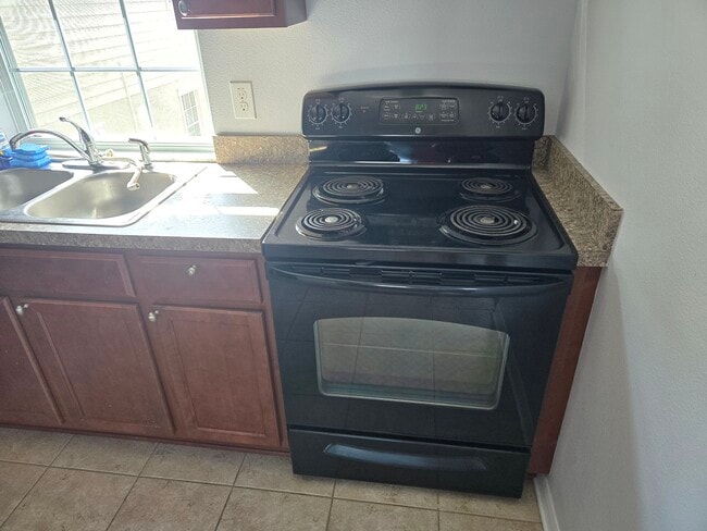 Building Photo - Private FishHawk Studio – Full Kitchen, Bath & Laundry