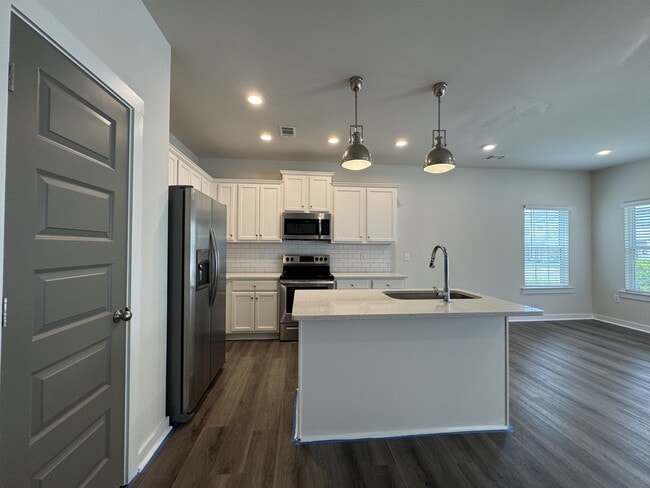 Building Photo - 681 W Vincent Dr
