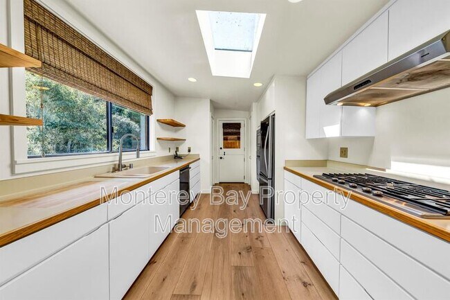Building Photo - 575 Viejo Rd