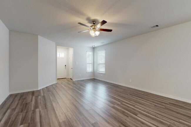 Foto del edificio - 825 Mineral Wells Ln