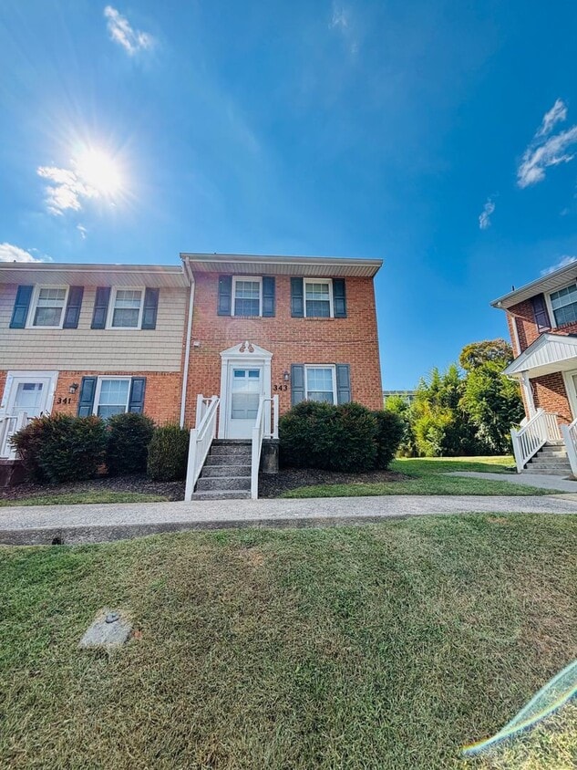2 Bedroom, 1.5 Bath Townhouse - 2 Bedroom, 1.5 Bath Townhouse