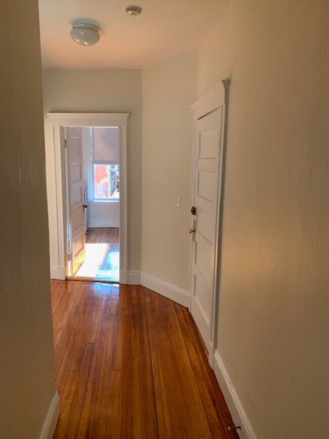 Foto del edificio - Nicely renovated 3 bed in Brighton near the Green Line.
