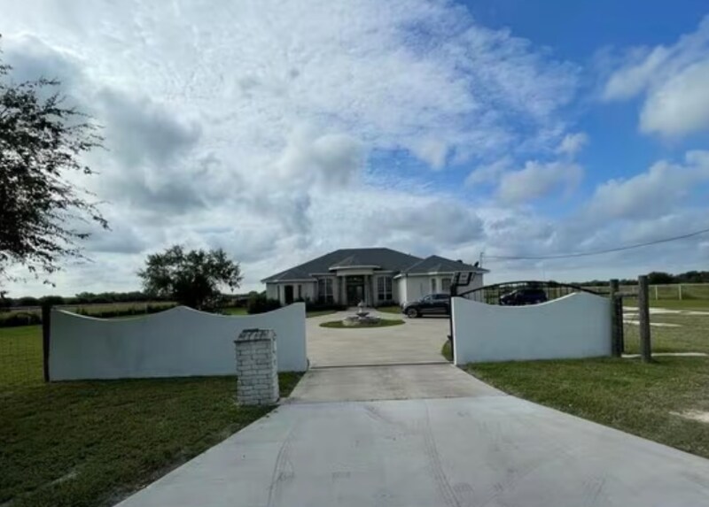 Primary Photo - 420 W Palm Dr