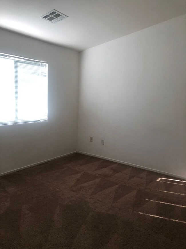 Building Photo - 2 Bedroom Townhome