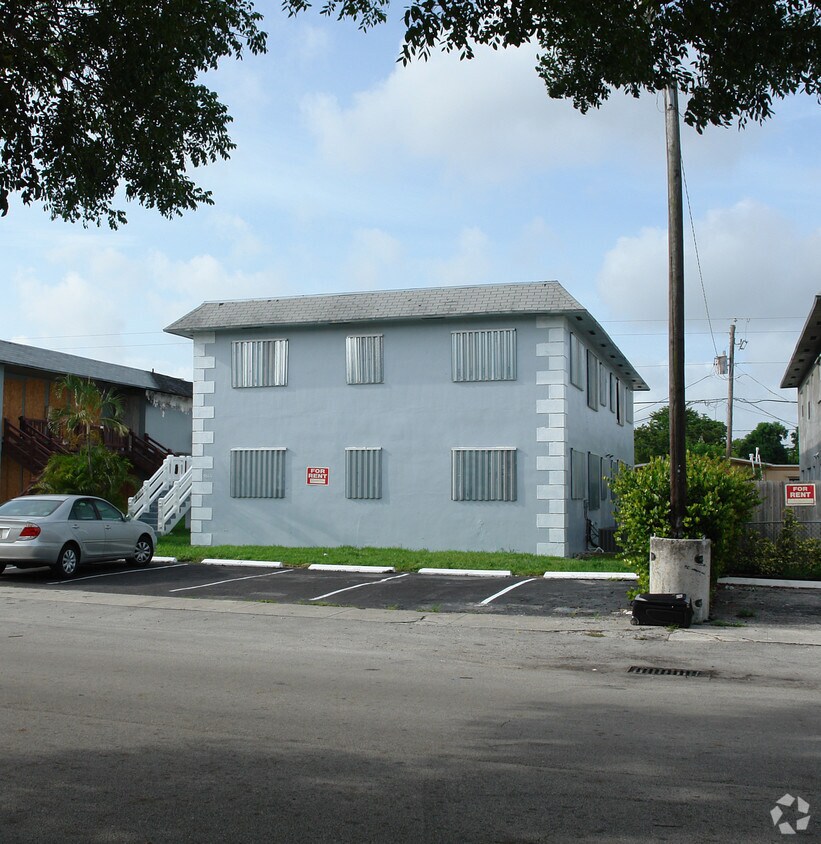 Building Photo - 5860 NW 16th Pl