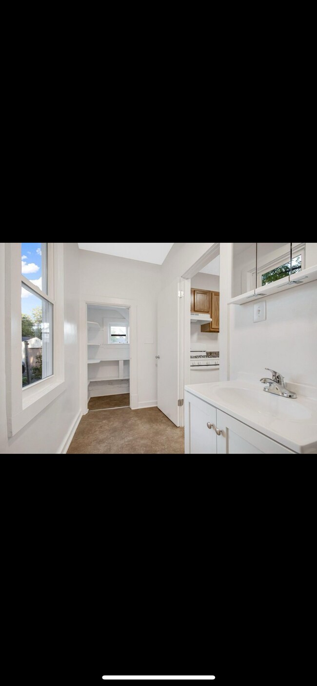 Building Photo - 713 Thomas Ave