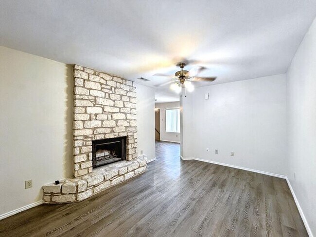 Foto del edificio - Charming 2-Bedroom Condo with Modern Ameni...