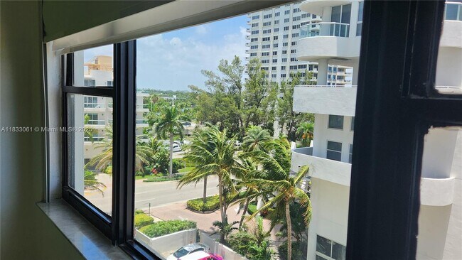Foto del edificio - 6345 Collins Ave