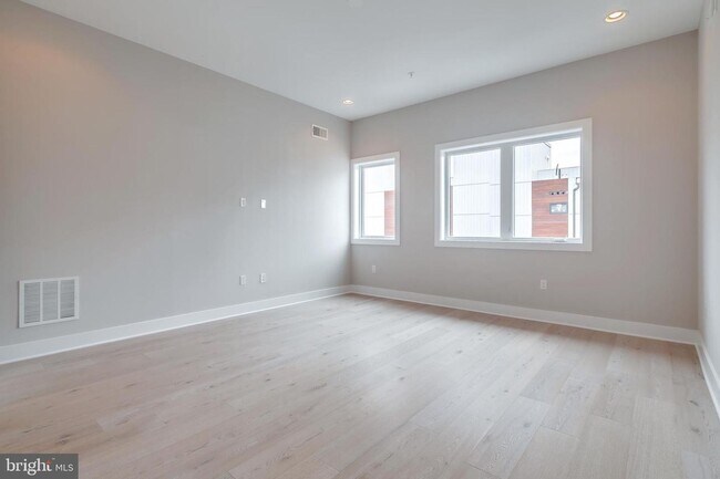 Building Photo - Northern Liberties Townhome with Parking