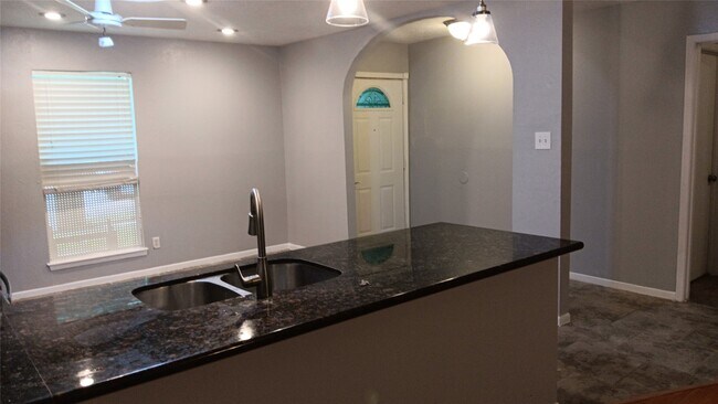 Building Photo - 7107 Briarfield Dr