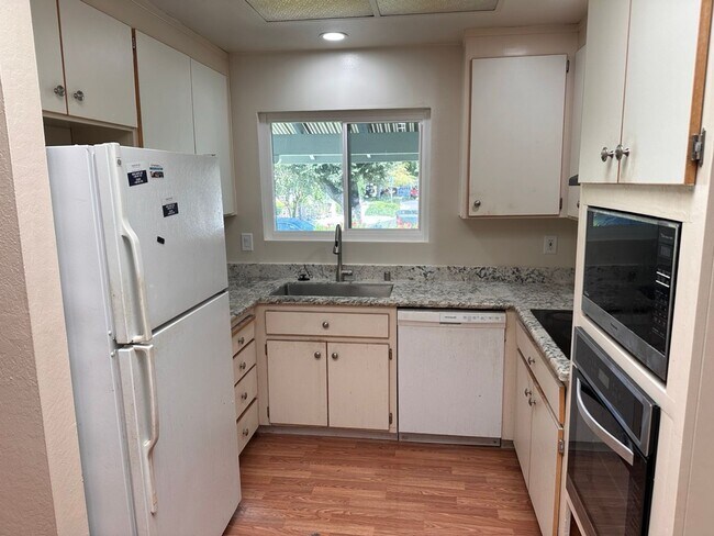 Building Photo - Clean 3 Bedroom 2 Bath Single Family Home ...