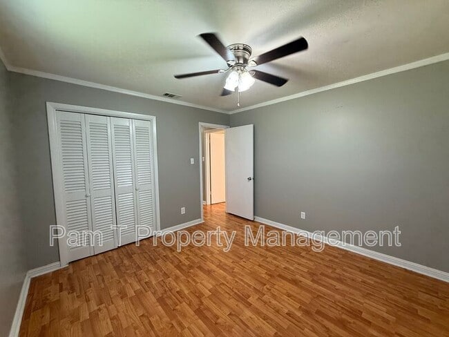 Foto del edificio - 211 Holiday Dr