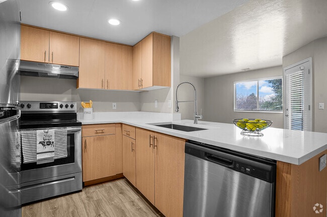 Renovated - Lakeside Village UT