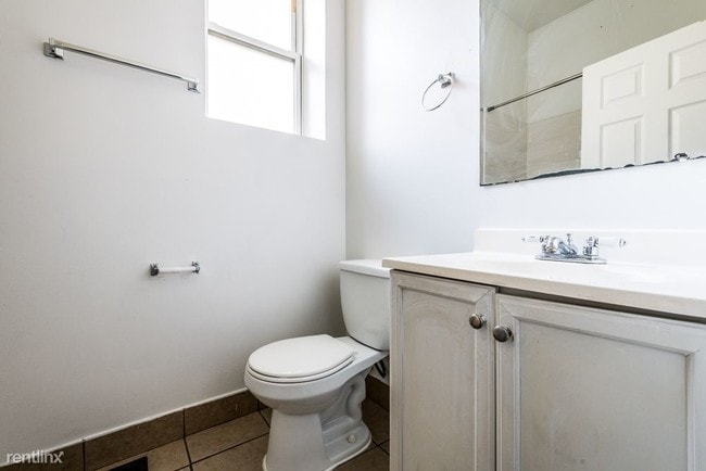 Building Photo - 4 br, 1.5 bath Apartment - 1224 S Troy St