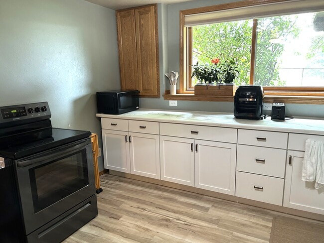 Full kitchen - 205 S West Ave