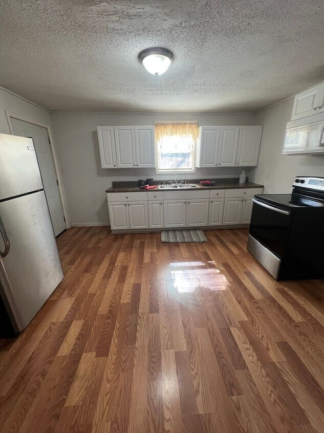 Foto principal - COMING SOON Spacious 3 BEDS AND 2 BATHS!!!