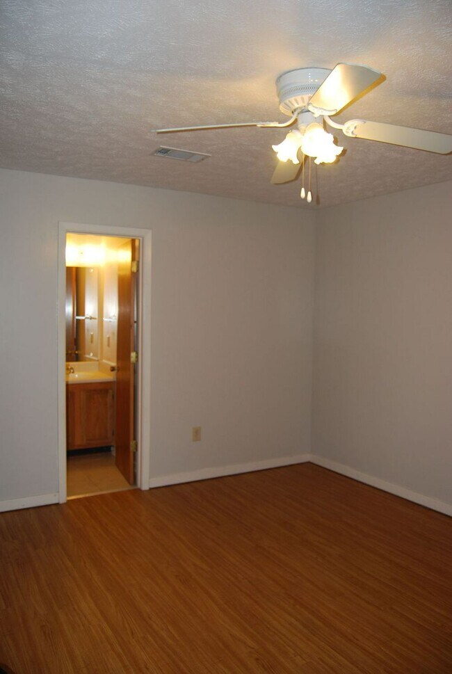 Building Photo - 2034 Cooperwell Dr