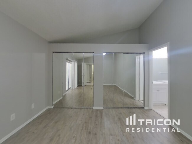 Building Photo - 1490 Club Dr