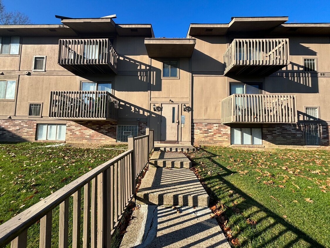 Foto principal - 2 Bedroom Condo in Hunting Ridge!