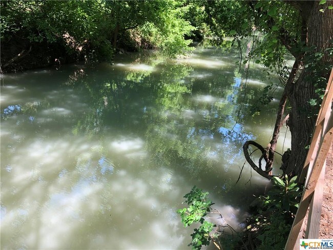 Foto del edificio - 117 McQueeney Rd