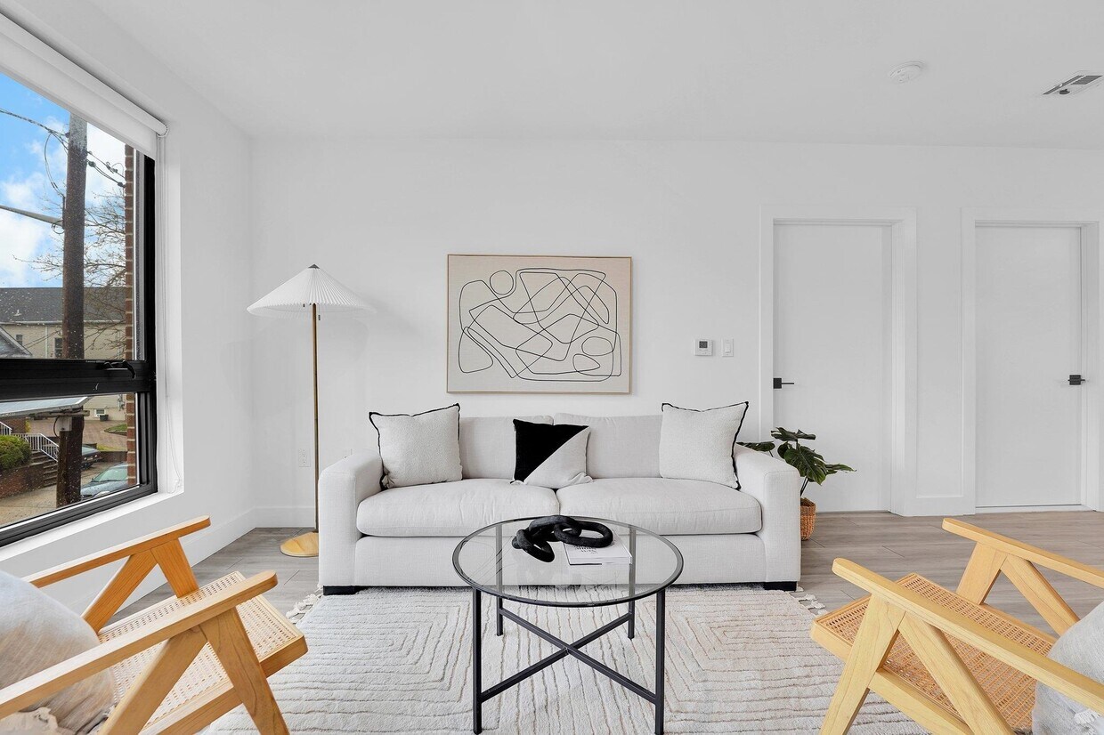 Foto principal - 117 W 2nd St