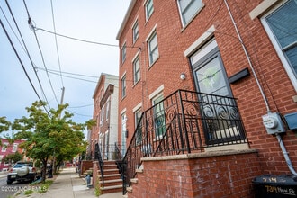 Building Photo - 736 New St