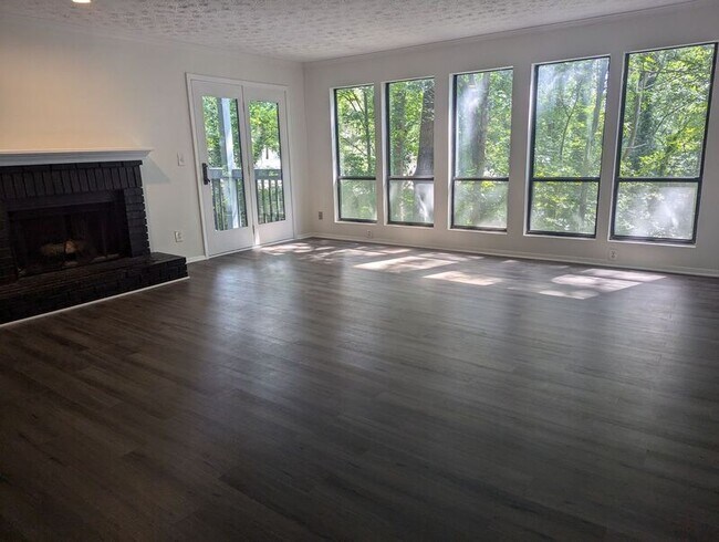 Foto del edificio - 101 Warm Springs Cir