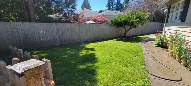 Building Photo - 1002 E Victor St