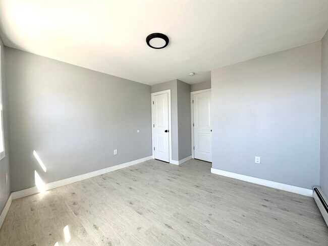 Building Photo - 212 Zabriskie St