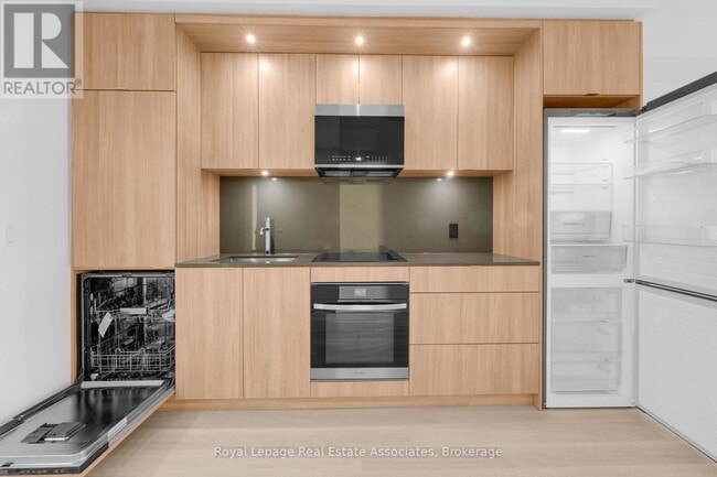 Photo du bâtiment - 60 Central Park Roadway