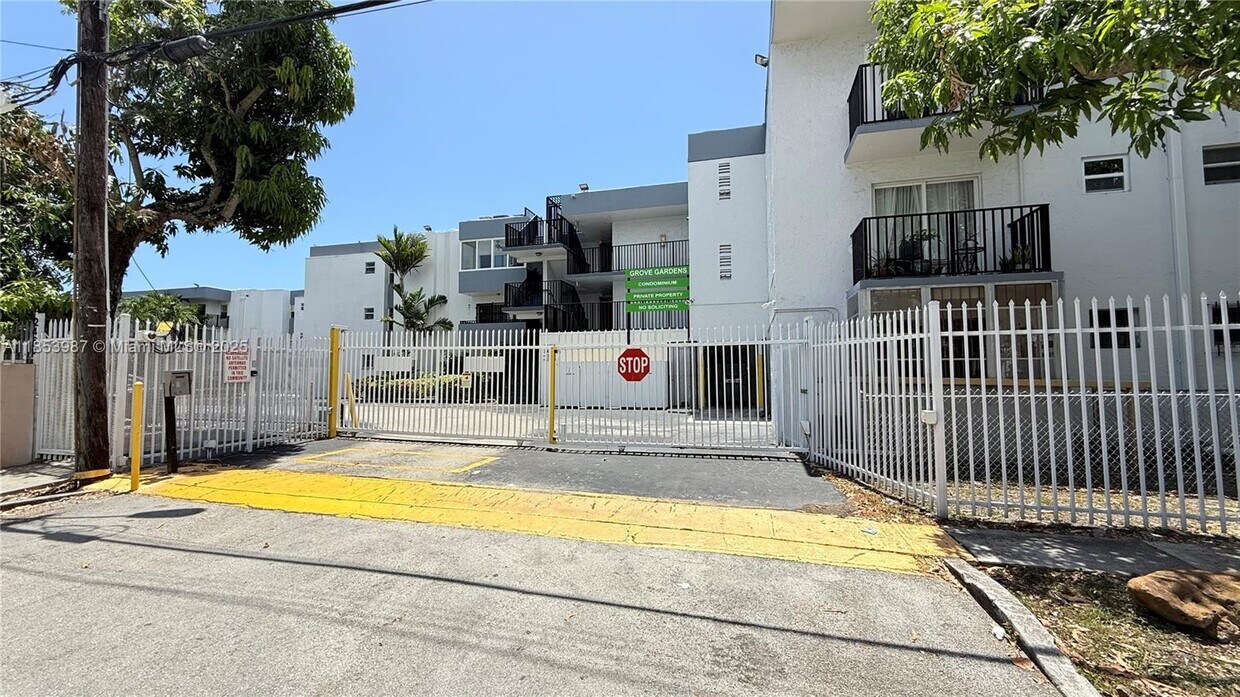 Foto principal - 2498 SW 17th Ave