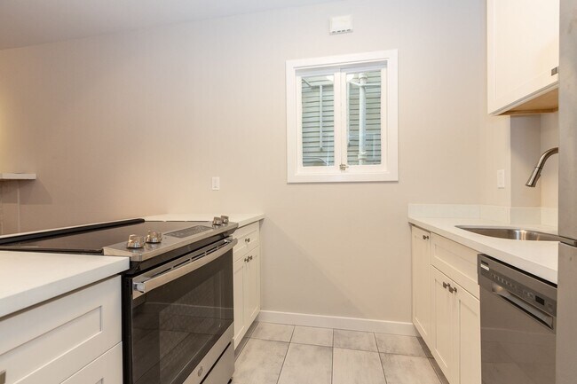 Foto del edificio - Pacific Heights: Remodeled Garden Apartment w/ Shared Patio One Block from the Presidio