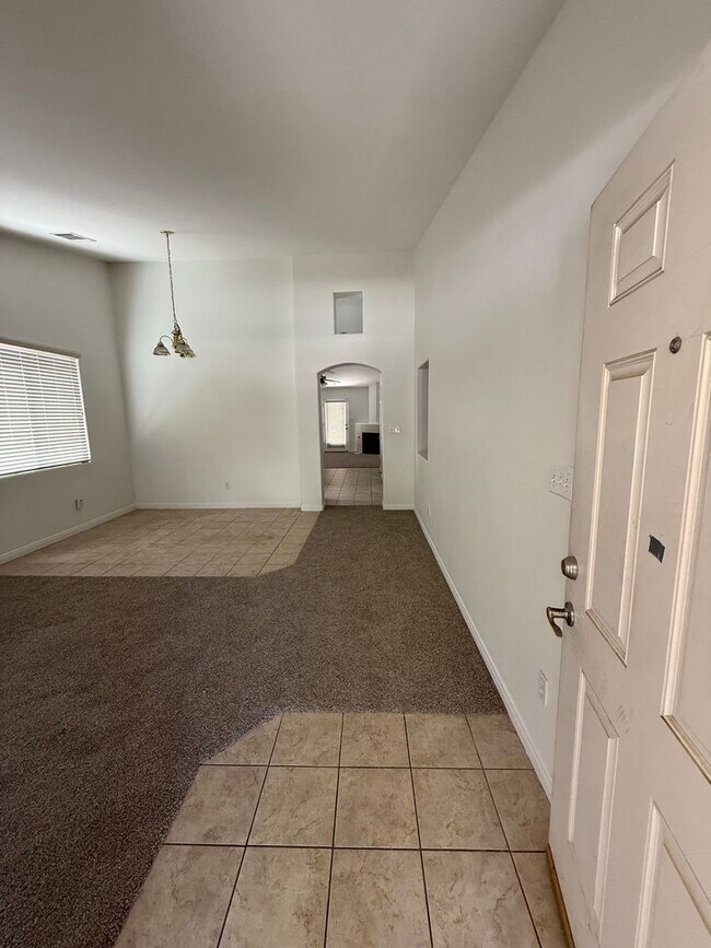 Building Photo - Spacious 4-Bedroom Home in Southwest Bakersfield