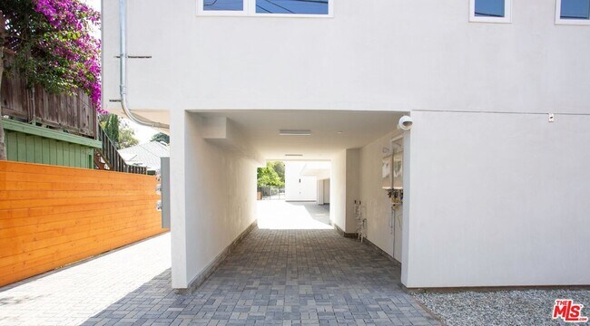 Foto del edificio - 1242 Beachwood Dr