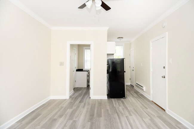 Building Photo - 648 W Roscoe St