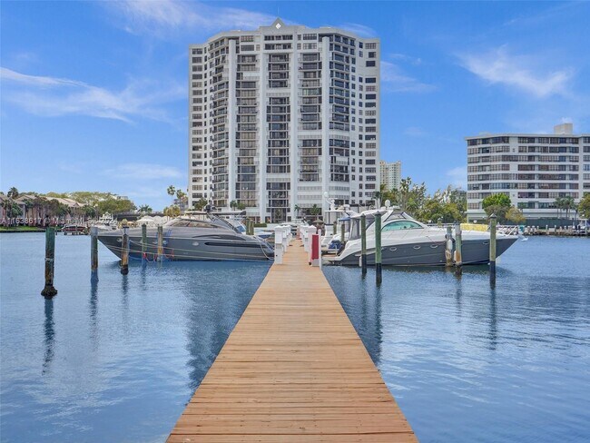 Foto del edificio - 2667 Parkview Dr S